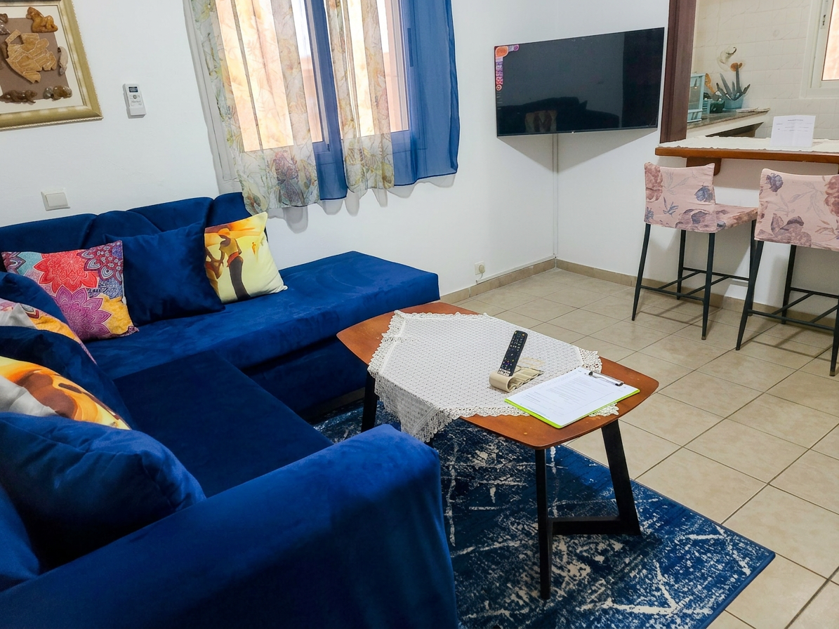 Chambre salon avec cuisine américaine et terrasse